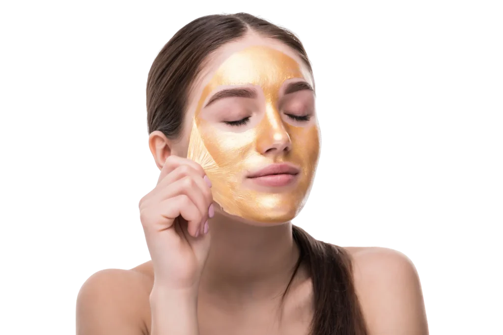 Žena uklanja zlatnu masku s lica tijekom MCCM Gold tretmana