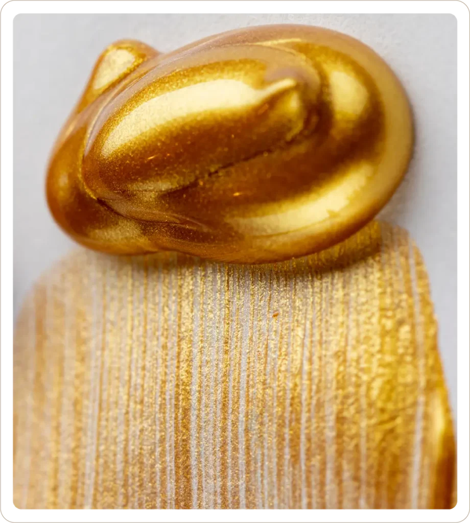 Krupni plan zlatne teksture MCCM Gold maske za lice