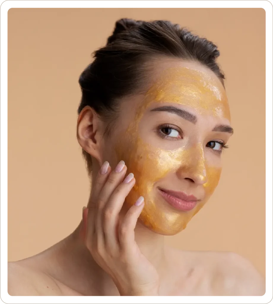 Žena s MCCM Gold maskom nanesenom na lice